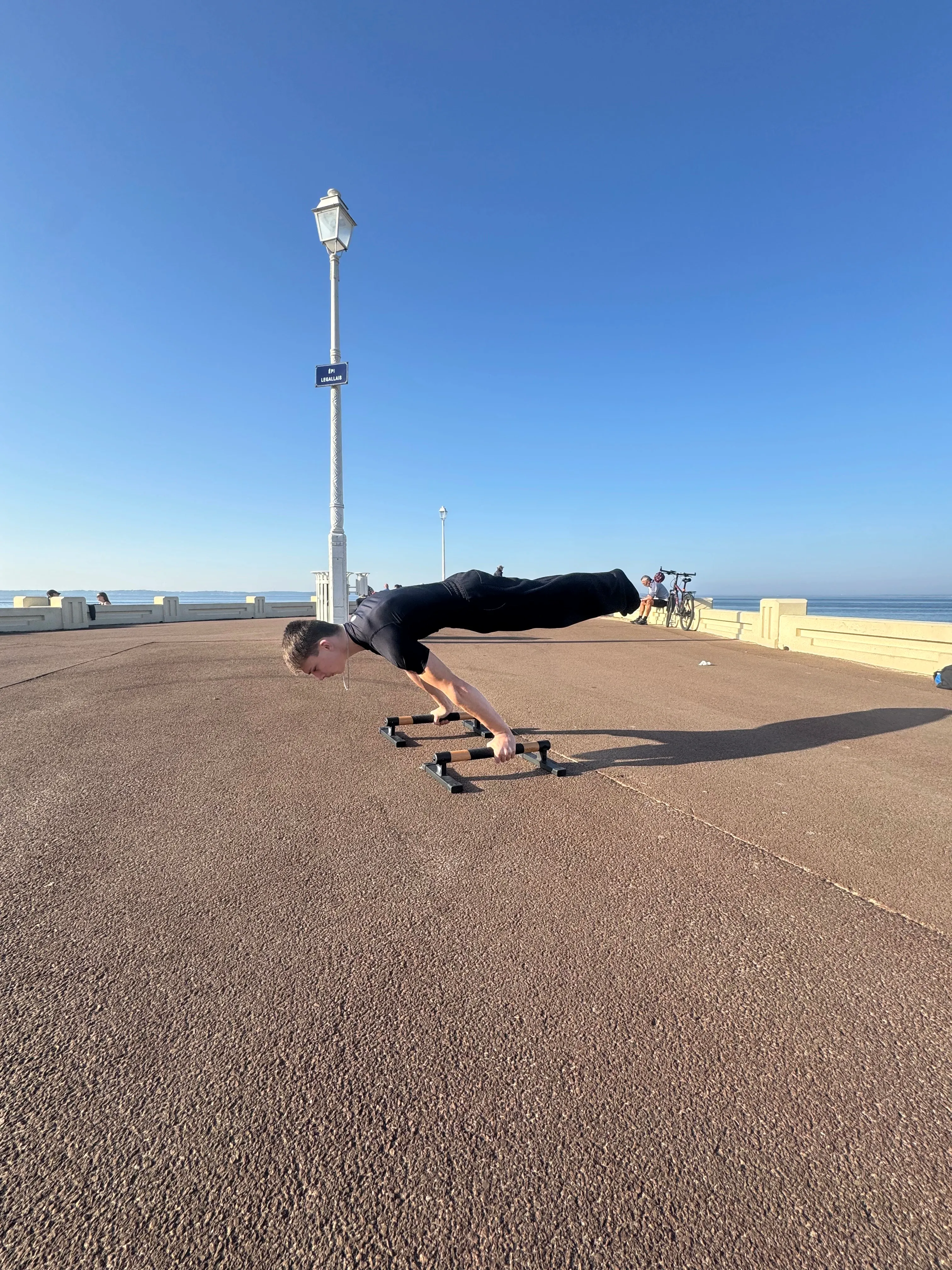 Athlète de street workout en action sur le bassin d'Arcachon